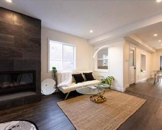 River Runs Through It - Belleville - Living room