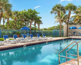 Crystal Beach Suites Miami Oceanfront Hotel - Miami Beach - Pool