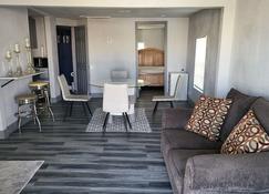 Spacious Cheerful 1-Bedroom Residential Home - Tulsa - Stue