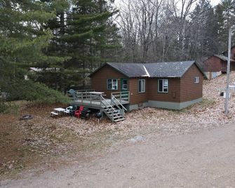 Wintergreen Cabin #1 on Moen Lake Chain - Rhinelander - Budova