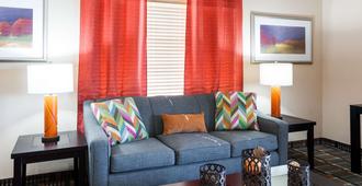 Quality Inn and Suites Lake Charles South - Lake Charles - Living room