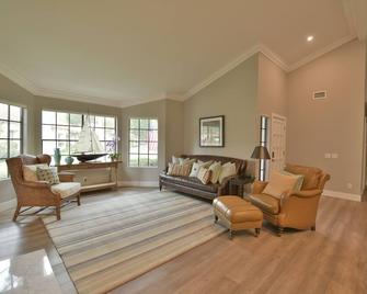 Charming 2-Bedroom Hacienda in Historic Beach Town - San Juan Capistrano - Sala
