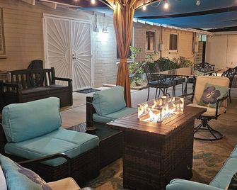 Patio Paradise 3-Bedroom Home Hot Tub too! 5 minutes from Fort Huachuca - Sierra Vista - Patio