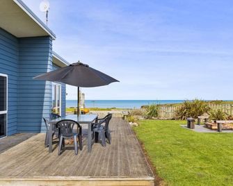 Waipipi - Beach Front Accommodation - Waverley - Patio