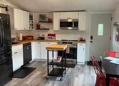 Secluded cozy cabin walking distance to Castle Rock Lake - remodeled! - Necedah - Kitchen