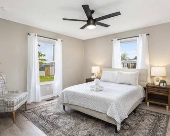 Charming Belmont Bungalow - 5 Min Walk to Downtown - Belmont - Habitación