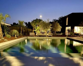 537 Saint Emilion - Luxury Guest House - Saint-Laurent-des-Combes - Piscina