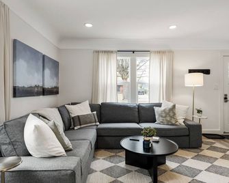 Modern Retreat in the Heart of Royal Oak - Royal Oak - Living room