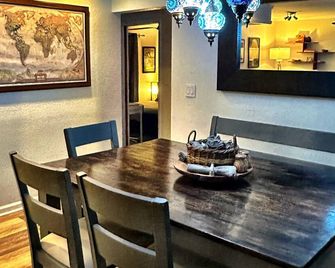 Unique Clean Private Pet Friendly House Close to Beaches and Wilton Manors - Oakland Park - Dining room
