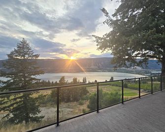 Luxury modern loft. Located on a plateau with stunning views over lakes - Lake Country - Балкон