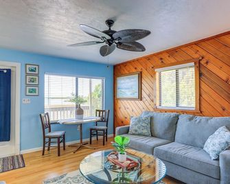 Waterfront Cedar Key Duplex Home: Grill & Dock! - Cedar Key - Living room