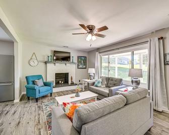 Family-Friendly Lake Cumberland Vacation Rental - Somerset - Living room