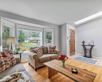 Large Family-Friendly Home On Nw Side - Dogs Ok - Olympia - Living room