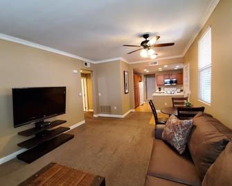 Condo w/Gym/Pool & Garage- Near Downtown & Airport - סקרמנטו - סלון