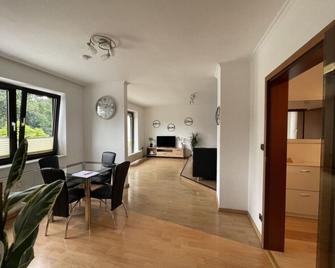 Moderne, helle Wohnung mit Terasse 15min bis OB Centro - Dinslaken - Їдальня