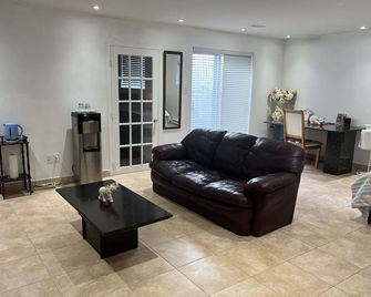 Spacious Basement in Montreal - Montreal - Living room