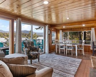 Hayden lake gem steps to water/dock with deck, WD & firepit - dog-friendly - Hayden - Sala de estar