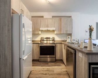 Fashionable 3BR in Griffintown - Montreal - Kitchen