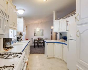 California Gem Near Wineries & Red Bluff! - Cottonwood - Kitchen