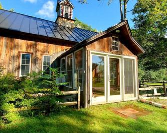 Lighthouse Inn the Woods because you deserve it! - Newport - Building