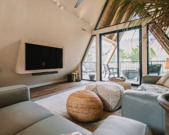 The Zen Garden @ Paradise Lake - New Philadelphia - Living room