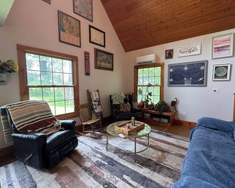 Oak Hill Retreat - Decorah - Вітальня