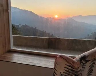 The Blue Door - Luxurious home with a Sunset View - Solan - Balcony