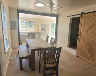 Charming 3-bedroom house with WiFi and AC in Kings Mountain! - Kings Mountain - Їдальня