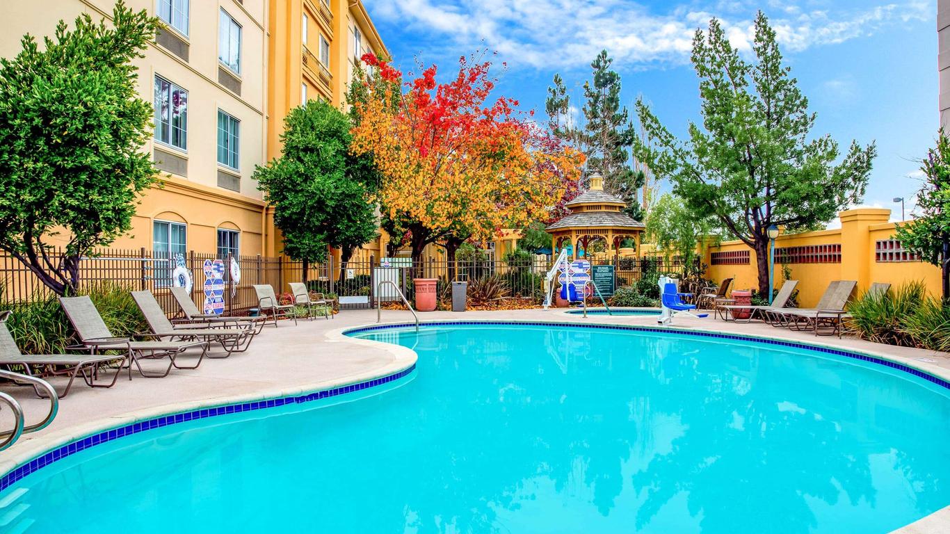 La Quinta Inn & Suites by Wyndham Fremont / Silicon Valley