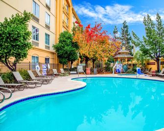 La Quinta Inn & Suites by Wyndham Fremont / Silicon Valley - Fremont - Piscina