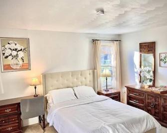 Neat & Tidy Private Entry Cozy Suite in Dayton Area with a Dedicated AC - Dayton - Bedroom