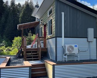 Red Fireweed - Seward Alaska Modern Forest Tiny Home Retreat Near Kenai Fjords - Seward - Building