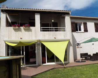 Independent studio with private entrance and access to garden + swimming pool - Fréjus - Gebouw
