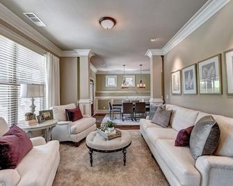 8-bedroom Luxury Home, 4.8 Acre w/ Pool, Minutes to Suwanee downtown and Lake - Suwanee - Living room