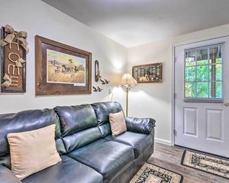 Deck With Bbq Hot Springs Village Apt! - Hot Springs Village - Living room