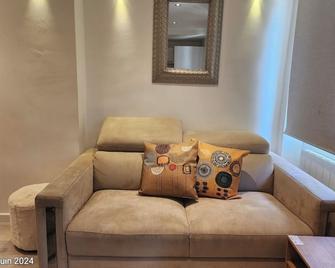 Appartement Cosy en plein centre historique de Fréjus - Fréjus - Living room