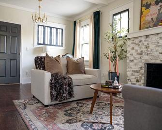 Historic Orlando Casita Love Apt A with backyard - Orlando - Living room
