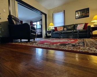 Frontier Park Spacious Apartment - Erie