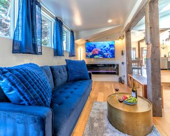 Gorgeous Coastal Cottage with Private Hot Tub in Bodega Bay, Perfect for a Weekend Escape by the Sea - Bodega Bay - Living room