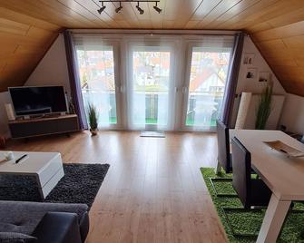 Ferienwohnung mit toller Aussicht - Albstadt - Wohnzimmer