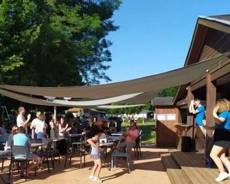 ZEcamping 4 étoiles parc aquatique restaurant et parcours de pêche au fouet - Argentat