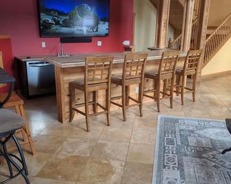 Amazing Location Epic & Private Dells, Water Parks, Devils Lake, Ski Hills - Baraboo - Dining room