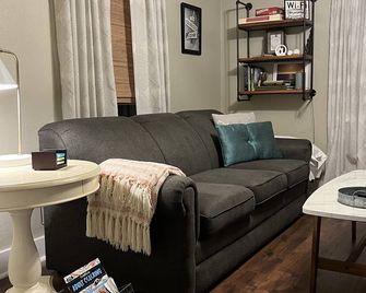 Cozy Haven Little Hidden Gem Sleeps 4 - Sainte Genevieve - Sala de estar