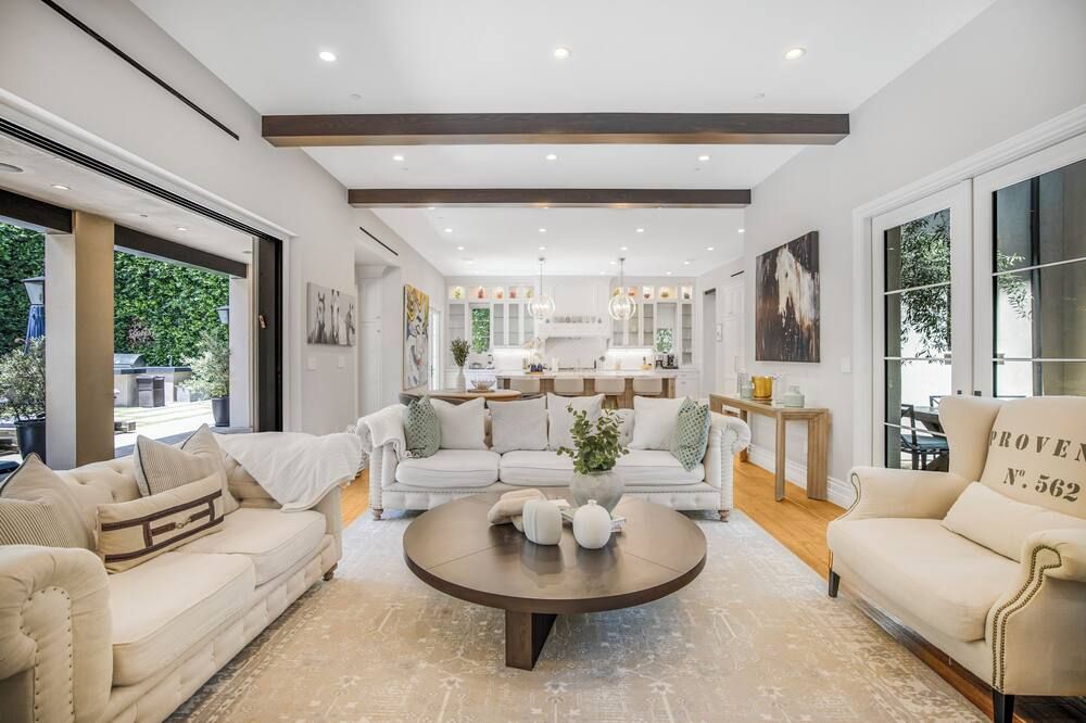 Spalding BH Mansion: Spanish Charm Meets Modern Luxury w/ Theater, Pool & Spa - Beverly Hills - Living room