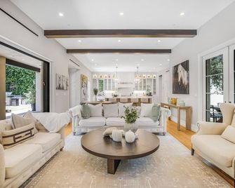Spalding BH Mansion: Spanish Charm Meets Modern Luxury w/ Theater, Pool & Spa - Beverly Hills - Living room