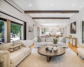 Spalding BH Mansion: Spanish Charm Meets Modern Luxury w/ Theater, Pool & Spa - Beverly Hills - Living room