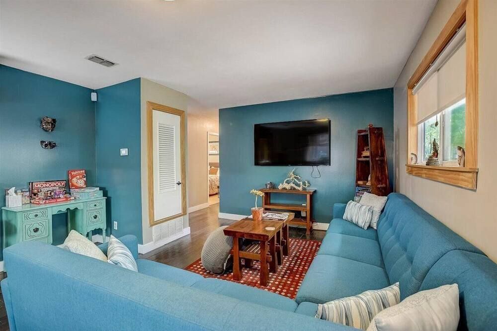 Private & Renovated Gem - Located Minutes from Downtown Austin - אוסטין - סלון