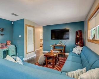 Private & Renovated Gem - Located Minutes from Downtown Austin - Austin - Sala de estar