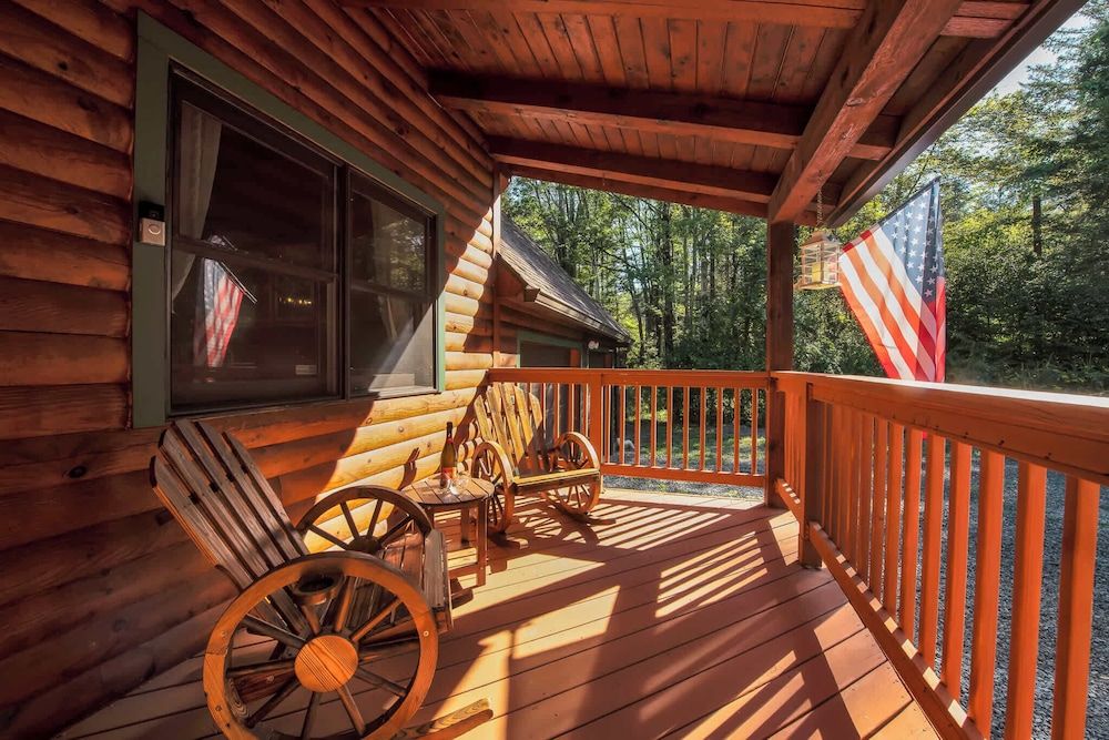Secluded Log Cabin With Hot Tub, Fire Pit, Game Room
