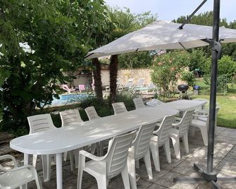 apartment by the pool - La Chapelle-de-Guinchay - Innenhof